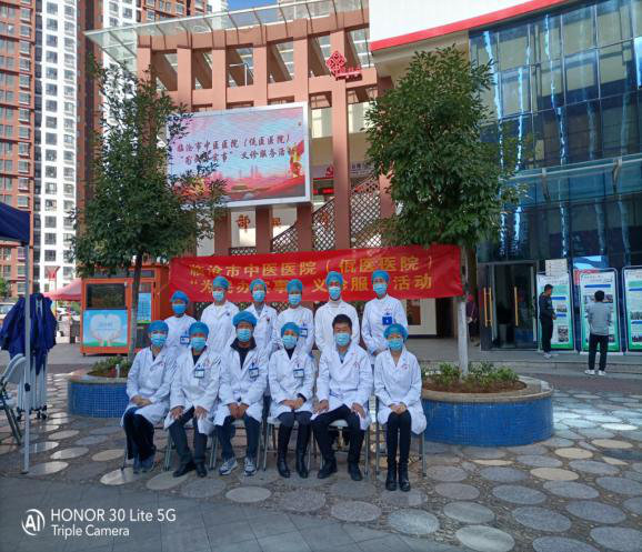 临沧市中医医院深入社区开展“我为群众办实事、民族团结紧相拥”