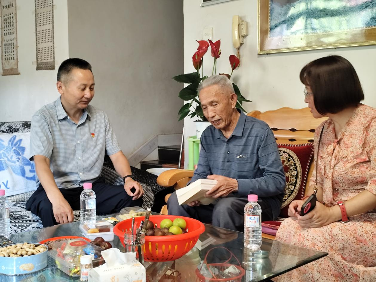 七一慰问老党员活动-临沧市中医医院.png